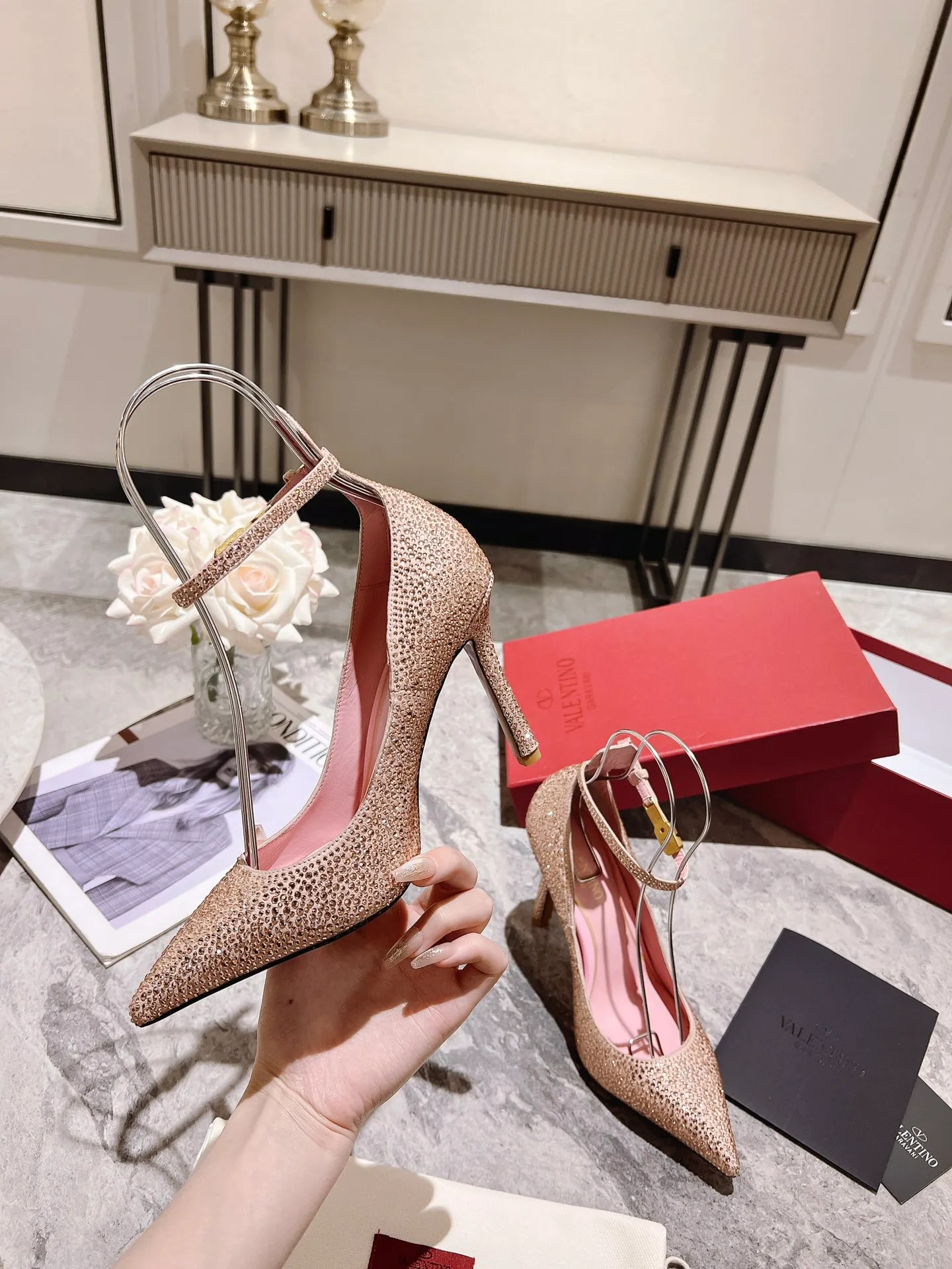👟👟Ex-factory price 500👟👟 Genuine leather sole +40 Top version 𝑉𝐴𝐿𝐸𝑁𝑇𝐼𝑁𝑂 Valentino new spring and summer women's 6⃣️color "Czech Diamond💎" full diamond shoes The unique [V’s handcrafted diamond production] brings out a full sense of high-end, and the new season will live up to expectations! Worth buying★Absolutely high-grade❥Original method, Absolutely sensual❥Elegant style, creating a different feeling, simple and elegant style!  Code number: 35-41 (34-42 customized, non-returnable) Lining: Sheepskin lining Heel height: 10cm Leather outsole Rubber outsole